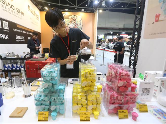「台灣國際咖啡展」廠商「蕭氏貿易有限公司」為不方便沖煮咖啡的民眾推出即溶咖啡系列。（杜宜諳攝）