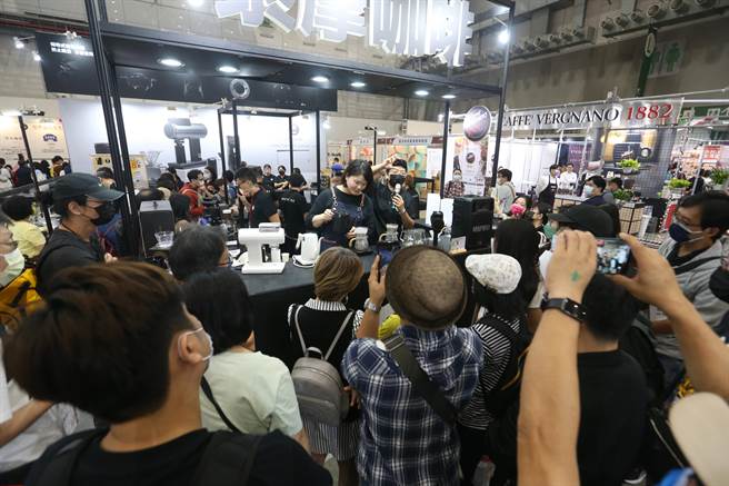 「台灣國際咖啡展」舉辦「世界沖煮冠軍 X 世界拉花亞軍展演」，吸引許多咖啡人前往取經。（杜宜諳攝）