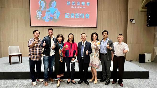 《原声风情․维也纳歌剧精华》慈善音乐会11月24日晚间7时将于高雄卫武营音乐厅盛大登场，今举办行前记者会。（柯宗纬摄）