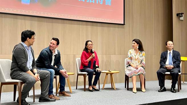 《原声风情․维也纳歌剧精华》慈善音乐会11月24日晚间7时将于高雄卫武营音乐厅盛大登场，今举办行前记者会。（柯宗纬摄）