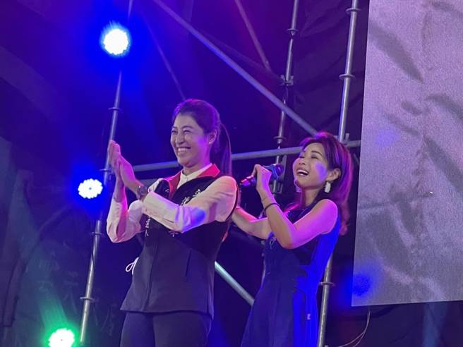 选前黄金周，南投县长候选人许淑华办晚会同乐。（杨静茹摄）