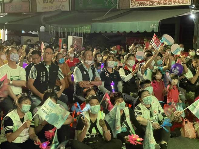 选前黄金周，南投县长候选人许淑华办晚会同乐。（杨静茹摄）