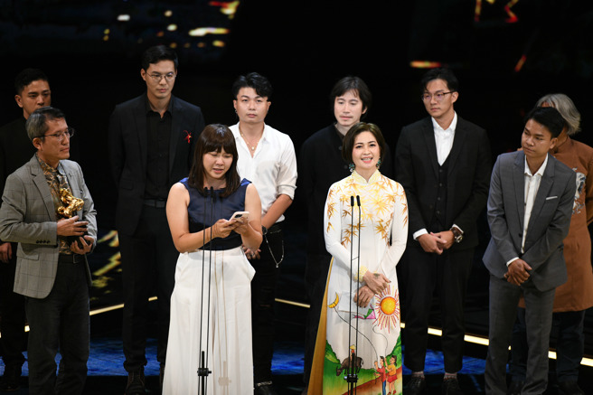 《九枪》夺下「最佳纪录片」，制片人阮金红代表阮国非妹妹发表言论。(图/石智中)