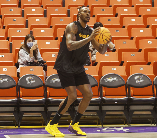 霍华德近日勤加练习外线，期待帮助球队增加进攻武器。(中央社)