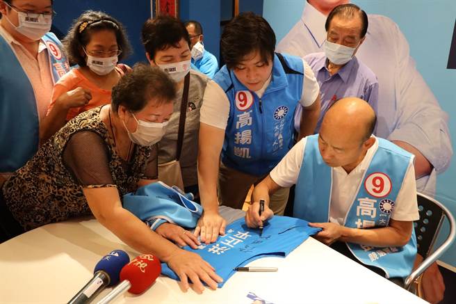 前高雄市长韩国瑜在忙碌行程中现身，为台北市大安、文山区市议员候选人高扬凯加油打气。（高扬凯提供／张芷瑜台北传真）