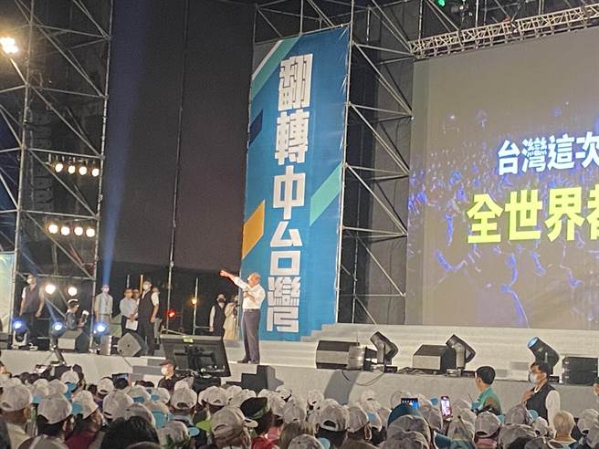 行政院长苏贞昌参加「光復台中、赢回光荣」中台湾4县市造势晚会，以3个小故事呼吁台中改变。(冯惠宜摄)
