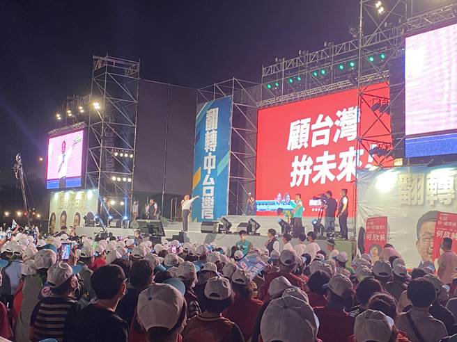 行政院长苏贞昌参加「光復台中、赢回光荣」中台湾4县市造势晚会，以3个小故事呼吁台中改变。(冯惠宜摄)
