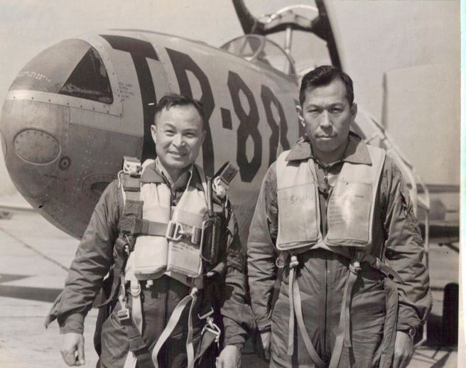 罗英德将军于1950年代在中华民国空军作战署长的职务上，主持了部队换装喷射机的任务；并亲自和部队长试飞新机。如同当年在四川上空对峙的日本飞行员河内山让一样，他们两人都经歷了螺旋桨和喷射机的时代。（图文：朱力扬）