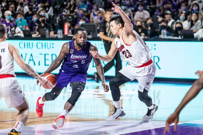 攻城狮洋将特坏(左)今天领军攻城狮拿下本季首胜。(新竹攻城狮提供)