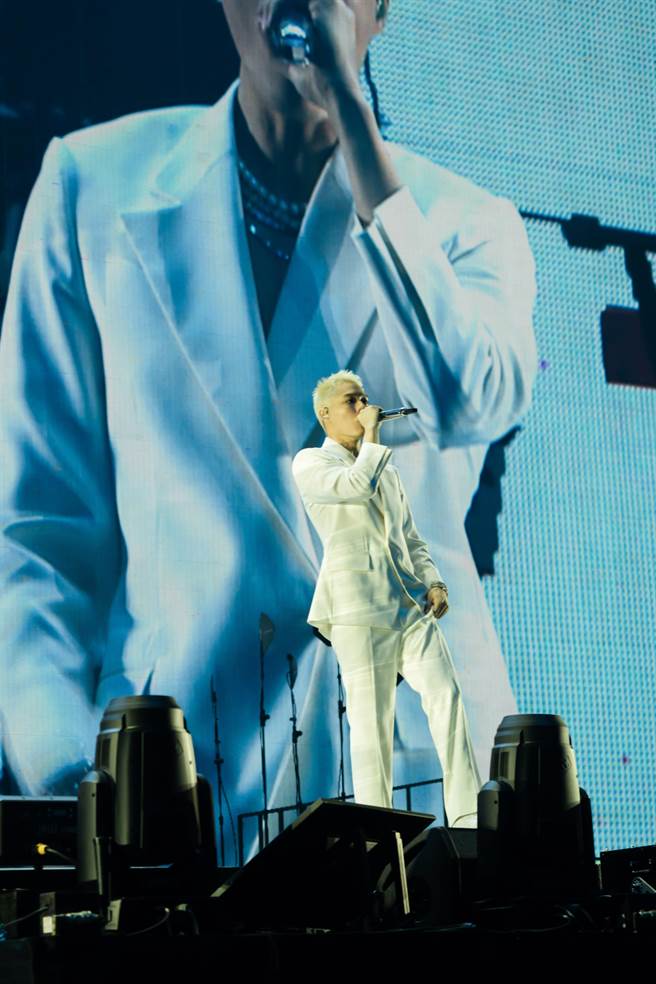 周汤豪19日首度登上小巨蛋开唱，卖力热唱。（环球音乐提供）