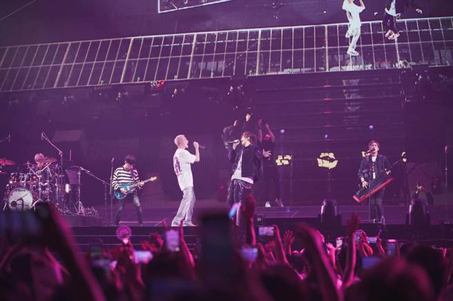 周汤豪（左）首度登上小巨蛋开唱，邀来八三夭同台合作，互动逗趣。（环球音乐提供）