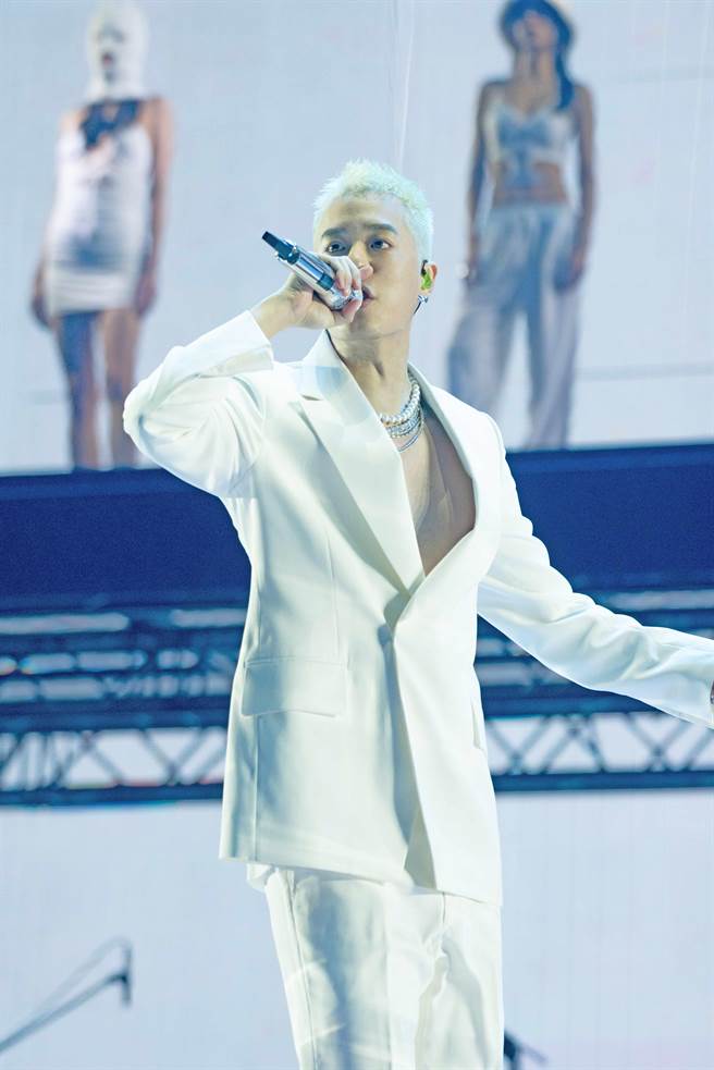周汤豪19日首度登上小巨蛋开唱，用心打造帅气造型。（环球音乐提供）