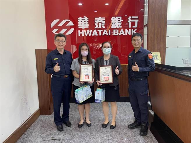 大安分局长范织坤颁发拦阻诈骗有功行员感谢状及礼品。(翻摄照片／林郁平台北传真）