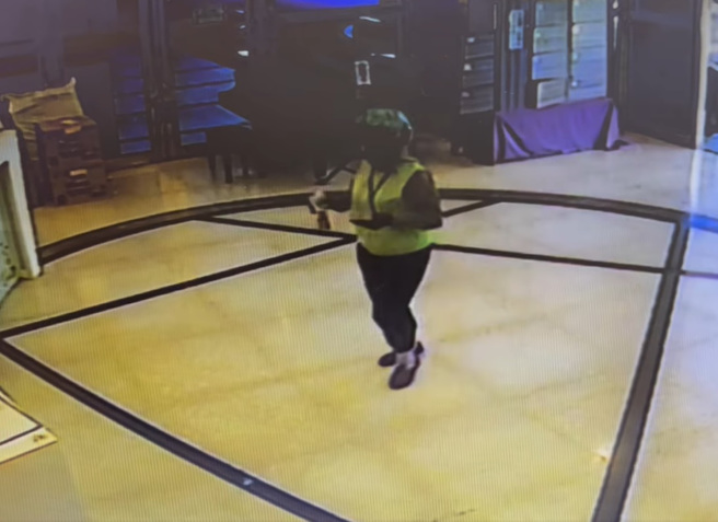 他点了鸡肉饭套餐外送，结果只拿到1罐加购的甜辣酱，外送员竟然辩称「整个外送箱被偷走了」。（翻摄自脸书爆料公社）