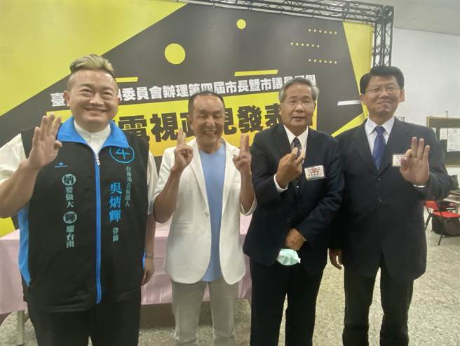 台南市长候选人第2场公办政见发表会19日晚间举行，谢龙介、许忠信、林义丰、吴炳辉（由右至左）于发表政见前合影。（曹婷婷摄）