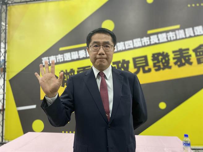 黄伟哲今晚在第2场公办政见发表会大谈4年政绩。(曹婷婷摄)