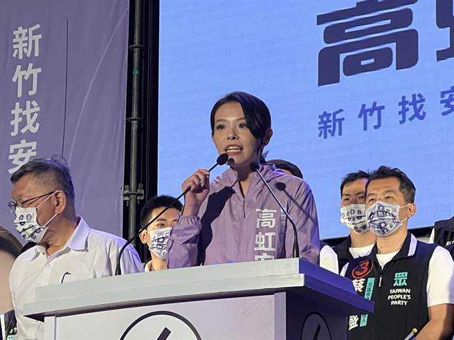 民眾党新竹市长候选人高虹安19日晚间举办选前黄金之夜竞选晚会，台北市长柯文哲等人也到场站台。（王惠慧摄）