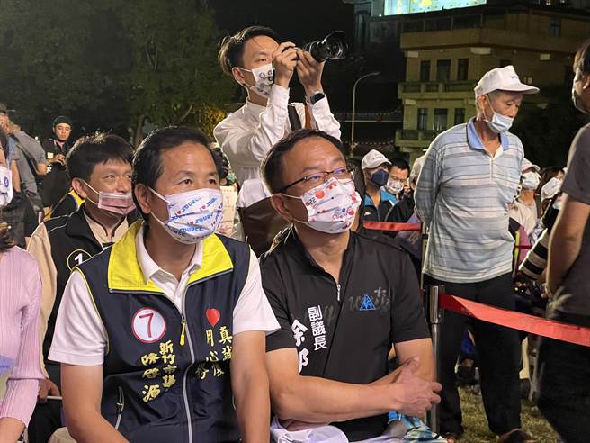 民眾党新竹市长候选人高虹安19日晚间举办选前黄金之夜竞选晚会，除里长到场外，副议长余邦彦（右）、市议员陈启源（左）也现身坐在会场第1排，但并未上台致词。（王惠慧摄）