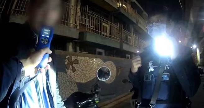 员警对周男实施酒测，发现他酒测值高达0.78，当场将他依现行犯上铐逮捕。(翻摄照片／林郁平台北传真）