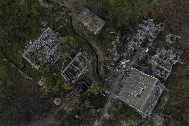 乌克兰赫松地区一处住宅遭俄军狂轰猛炸。(图/美联社) 