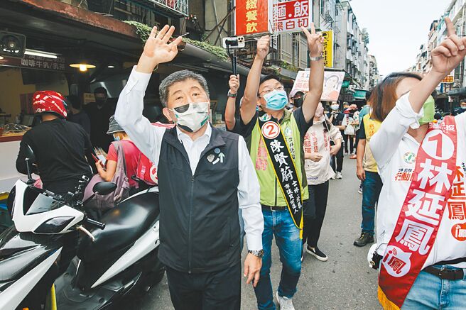 國民黨立院黨團爆料民進黨台北市長候選人陳時中（左），在擔任衛福部長前，曾赴中國進行醫療交流，外界質疑何來「抗中保台」？ 陳時中18日強調，抗中、抗共是基本態度，但不見得每件事都要站在對抗的角度。（郭吉銓攝）