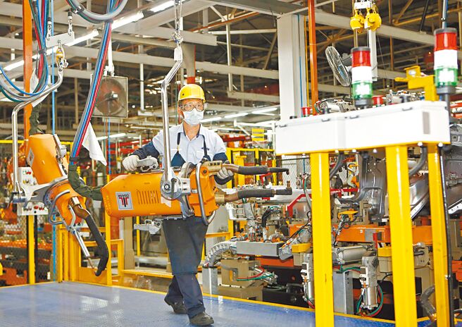 第三季製造業產值出爐，共有4.3兆台幣，年增3.75％，圖為福特六和汽車的車身廠內工作的技師。（張鎧乙攝）