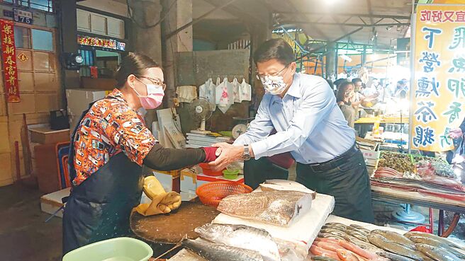 国民党台南市长候选人谢龙介（右）18日到新营区第1公有市场拜票。（程炳璋摄）