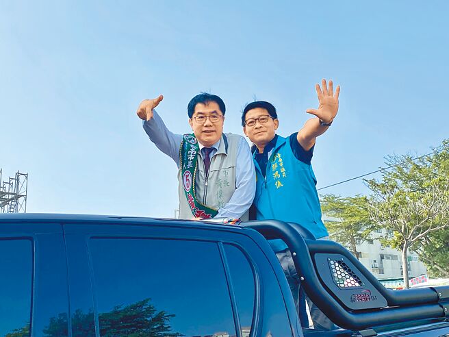 台南市长黄伟哲（左）昨天与第11选区市议员合体扫街。（曹婷婷摄）