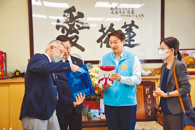 日本北海道钏路市综合政策部长菅野隆博（左二）等人到花莲观光踩线并拜会花莲市长魏嘉贤（右二），双方洽谈交流合作。（花莲市公所提供／王志伟花莲传真）
