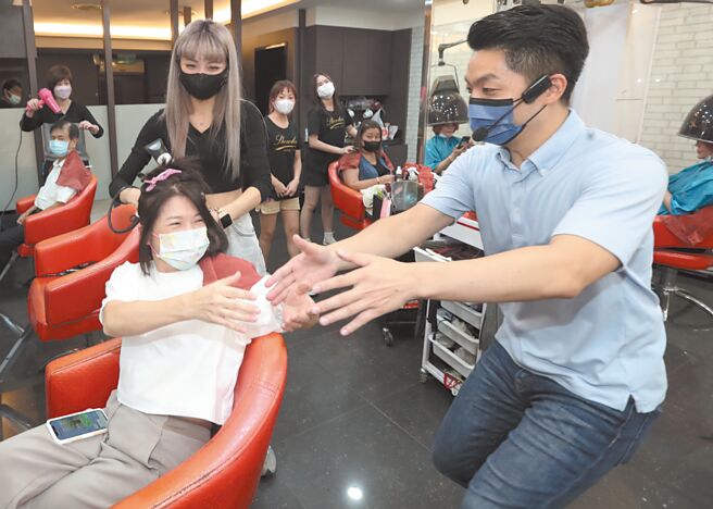 棘手的社宅议题将交由下一任台北市长接手，国民党候选人蒋万安阵营说，未来将採多元政策。图为蒋万安（右）与美髮院里的民眾握手拜票。（本报资料照片）