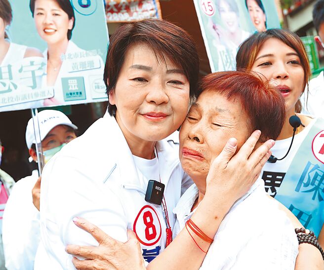 关于社宅议题，无党籍候选人黄珊珊竞办强调「在地沟通」，居民有疑虑就要沟通。图为黄珊珊（左）热情拥抱一位见到她喜极而泣的支持者。（本报资料照片）
