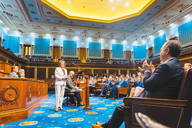 美国联邦眾议院议长裴洛西17日发表告别演说，表示与3位总统合作愉快，但没提到川普。（摘自裴洛西脸书）