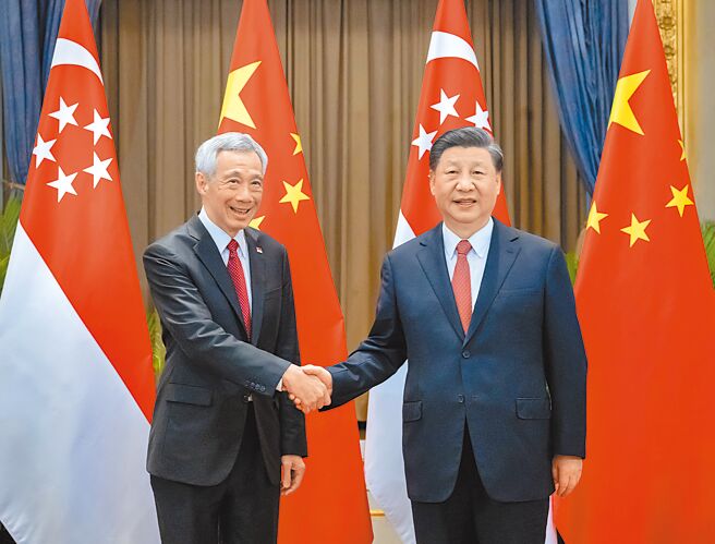 中国国家主席习近平17日在泰国曼谷会见新加坡总理李显龙。（新华社）