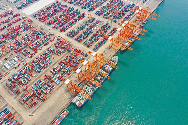 中国国家主席习近平昨在曼谷APEC发表演说时强调，中国将继续推进加入《跨太平洋伙伴全面进步协定》与《数位经济伙伴关系协定》。图为广西钦州港。（新华社）