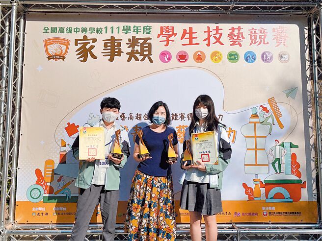 樟樹流行服飾科三年級吳欣穎（右一）勇奪「飾品製作」金手獎第三名，何幃充獲得金手第四名（左一）。（新北市教育局提供／陳慰慈新北傳真）