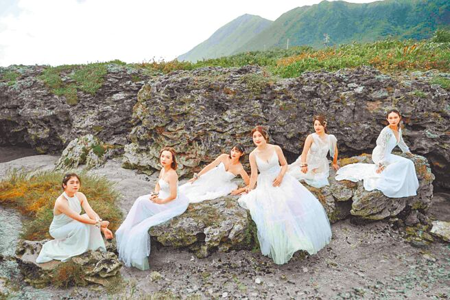 蘭嶼衛生所正妹醫師黃京葦（左三）轉調至部立台東醫院服務，離開前與島上護理師合拍閨蜜婚紗照留下紀念。（黃京葦提供／蔡旻妤台東傳真）
