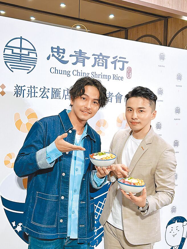 阿纬（右）昨举办开幕活动，好友杨铭威到场力挺。（纬豆集团提供）