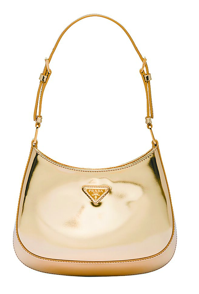 Prada Cleo Spazzolato皮革肩背包 ，8万2000元。（Prada提供）