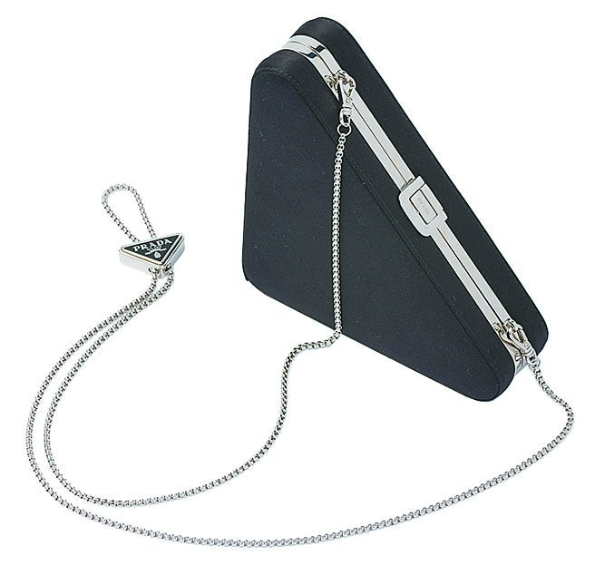 Prada Clutch丝缎三角手拿肩背包，10万5000元。（Prada提供）