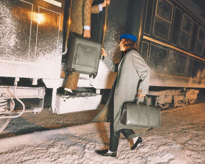 Gucci假日禮讚系列大片場址設定於鐵道火車上。（Gucci提供）