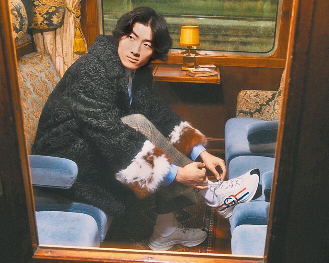 Gucci假日禮讚系列推薦單品，男士白色logo Gucci Run，3萬4600元。（Gucci提供）