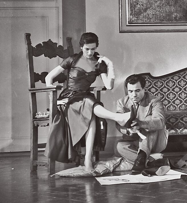 Salvatore Ferragamo（右）认为成功的秘诀是提供女性舒适的鞋履穿着体验，他的逐梦歷程被电影导演卢卡格达戈尼诺拍摄成纪录片《菲拉格慕：梦幻鞋匠》，此次于金马影展中播映。（金马影展提供）