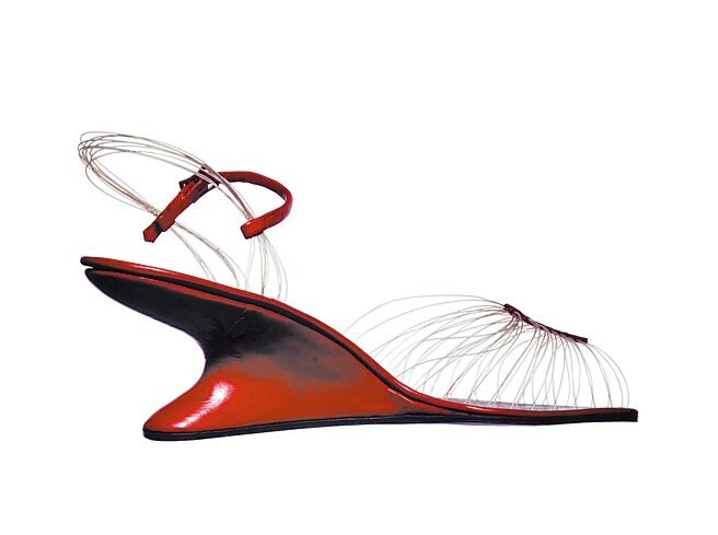 FERRAGAMO 1947年所设计的F形鞋跟隐形凉鞋。（FERRAGAMO提供）