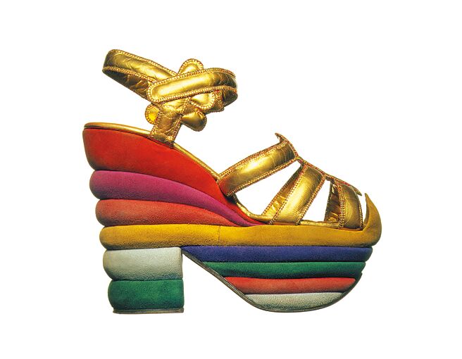 FERRAGAMO为茱蒂嘉兰在《绿野仙踪》量身打造的彩虹楔形凉鞋。（FERRAGAMO提供）