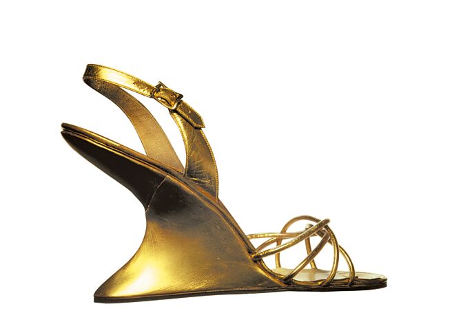 FERRAGAMO Creations復刻系列F形鞋跟金色隐形凉鞋 。（FERRAGAMO提供）