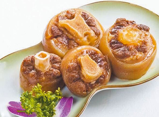 老板Kay以牛尾熬煮麻辣汤，汤头有满满的胶质。（食徒罌粟麻辣锅提供）