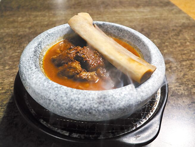 「战斧牛排」是店家另一道招牌料理，肉质软嫩入口即化。（吴娮翎摄）