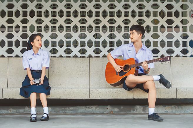 阿奇拉潘波姆（右）与飘瓦琳可西里薇拉浓共同演绎麻烦高中生与校花模范生的微妙情感。（采昌提供）