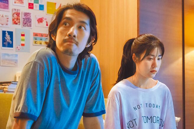 纳特奇查理（左）与艾丝特苏普莉拉在片中演绎疫情居家隔离期间的远距情愫。（采昌提供）