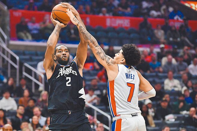 快艇里欧纳德（左）无惧对手封阻后仰跳投。（路透）